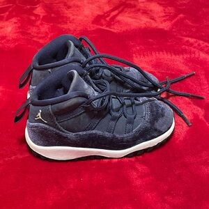 Air Jordan suede Navy blue toddler size 8c . Kids Sneakers with White Accents